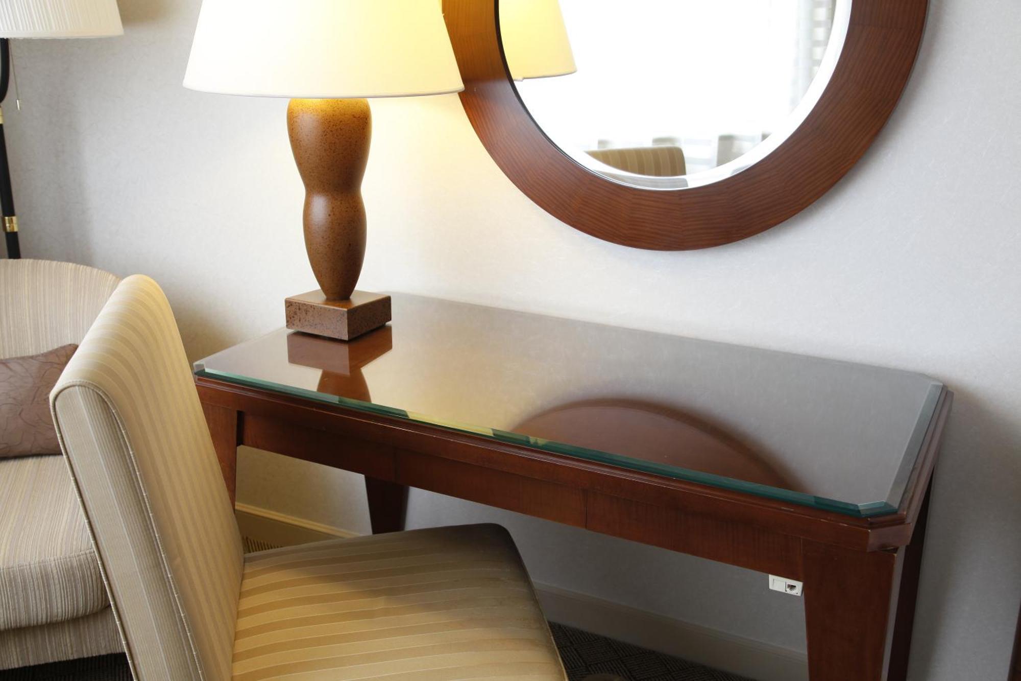 Miyako Hotel Gifu Nagaragawa Exterior photo A table with a glass top