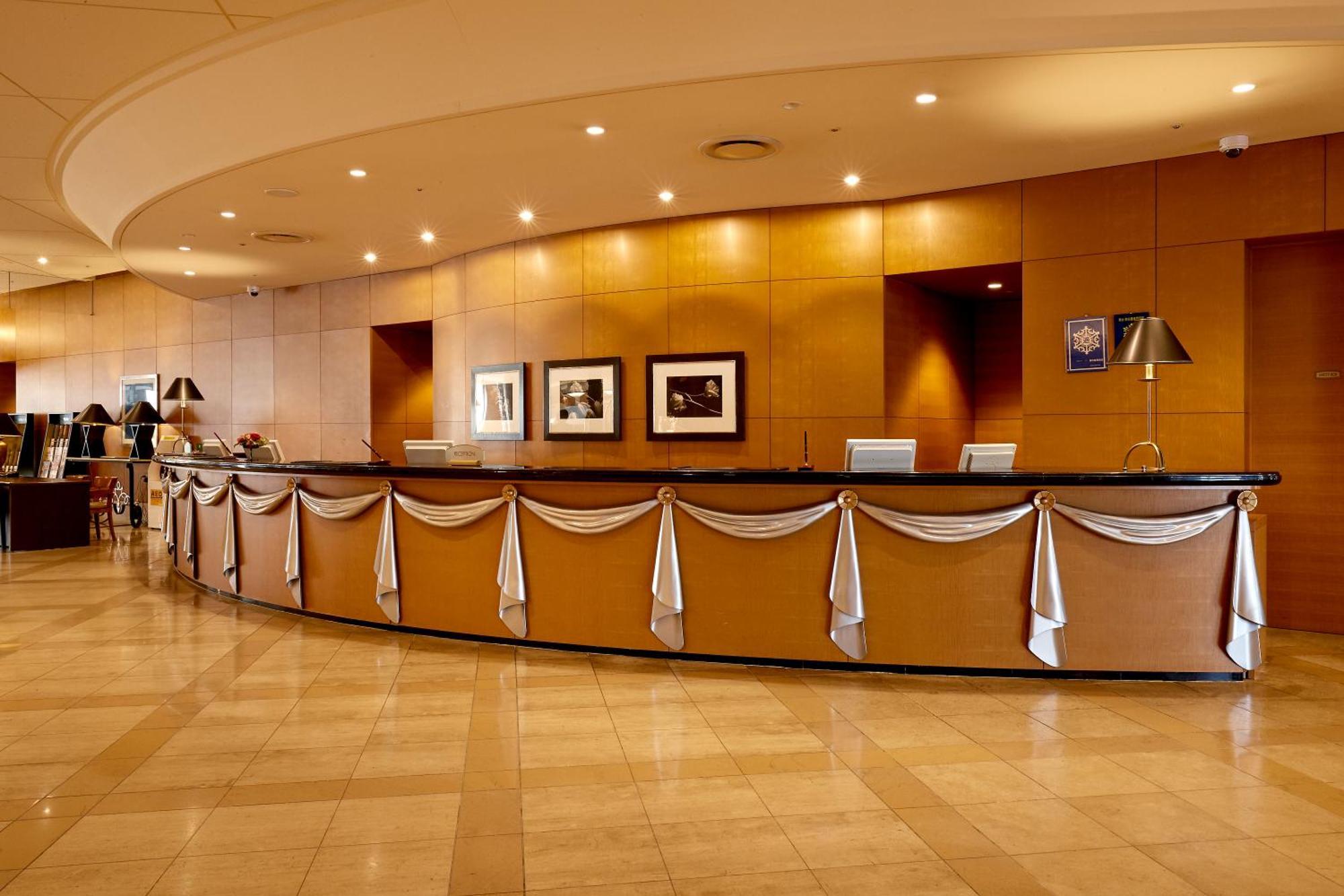 Miyako Hotel Gifu Nagaragawa Exterior photo The reception area of the Qantas International Lounge at Sydney Airport
