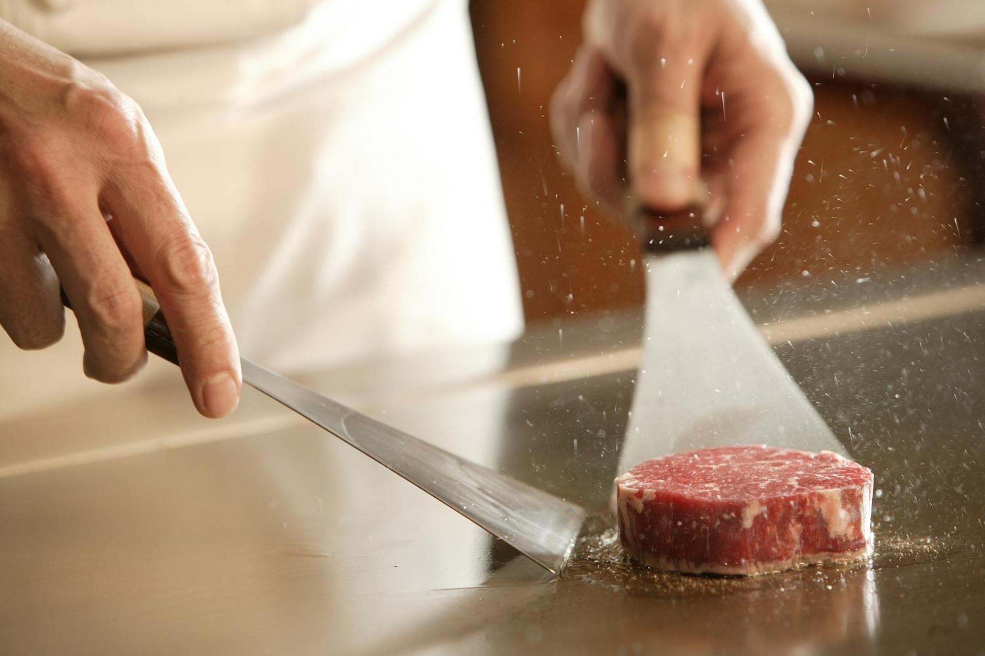 Miyako Hotel Gifu Nagaragawa Exterior photo A chef seasoning a steak