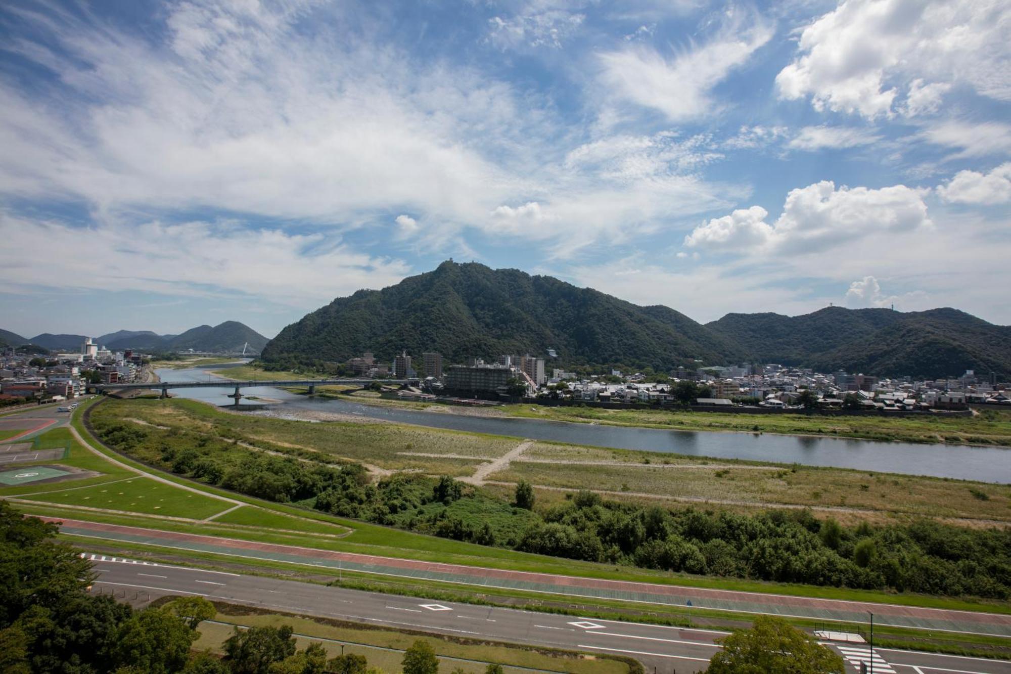Miyako Hotel Gifu Nagaragawa Exterior photo View of the town