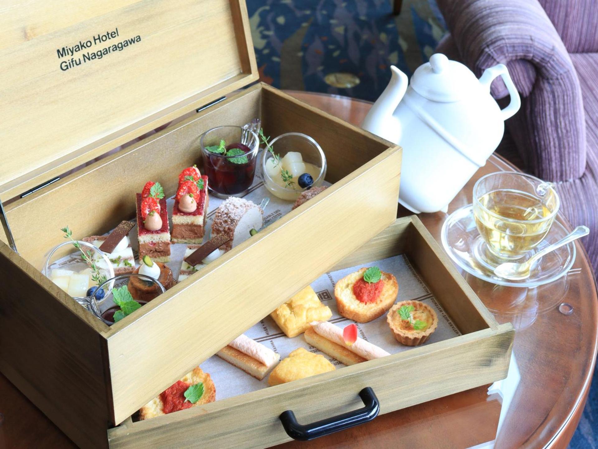 Miyako Hotel Gifu Nagaragawa Exterior photo Afternoon tea at the hotel