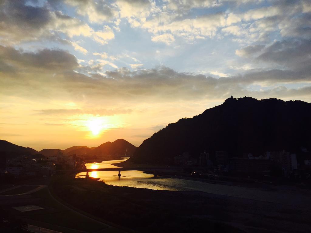 Miyako Hotel Gifu Nagaragawa Exterior photo Sunset over the river